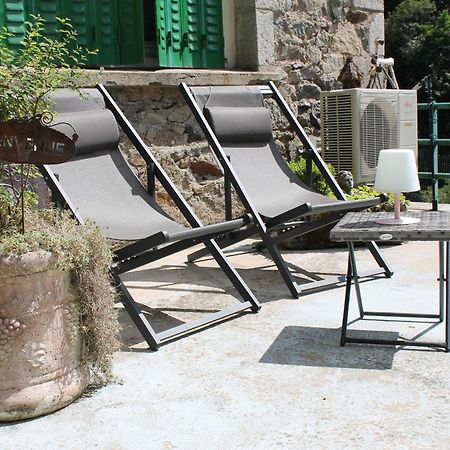 Studio Malou avec cuisine toute équipée et terrasse aménagée Olliergues Extérieur photo