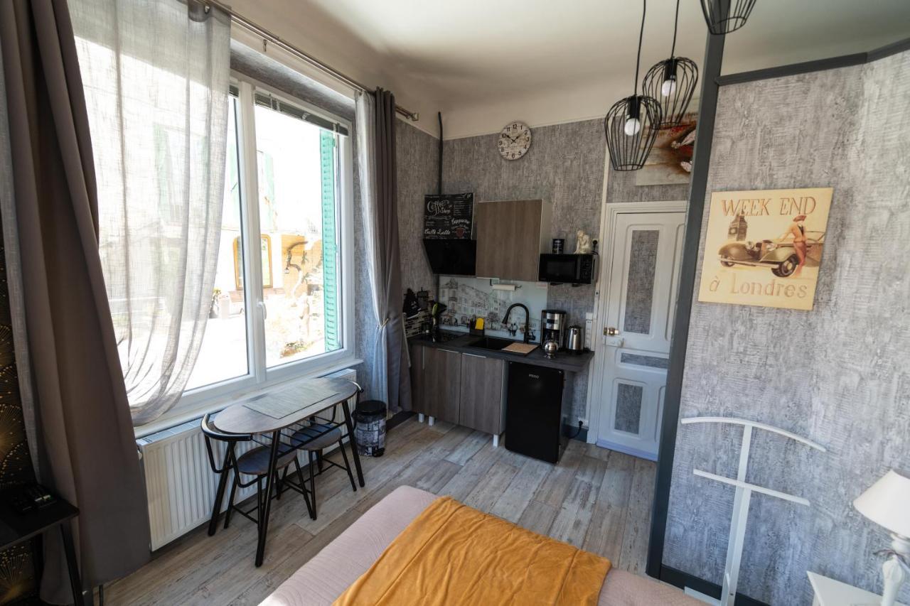 Studio Malou avec cuisine toute équipée et terrasse aménagée Olliergues Extérieur photo