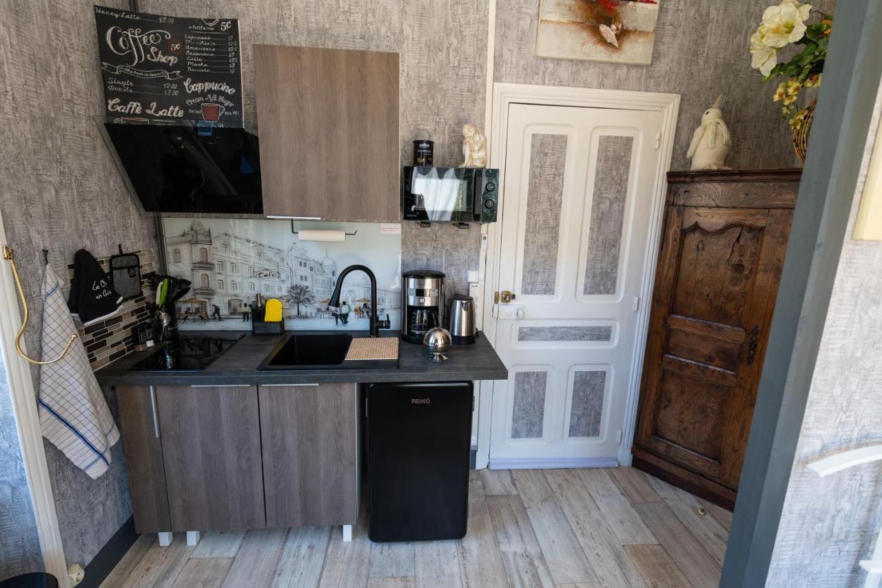 Studio Malou avec cuisine toute équipée et terrasse aménagée Olliergues Extérieur photo