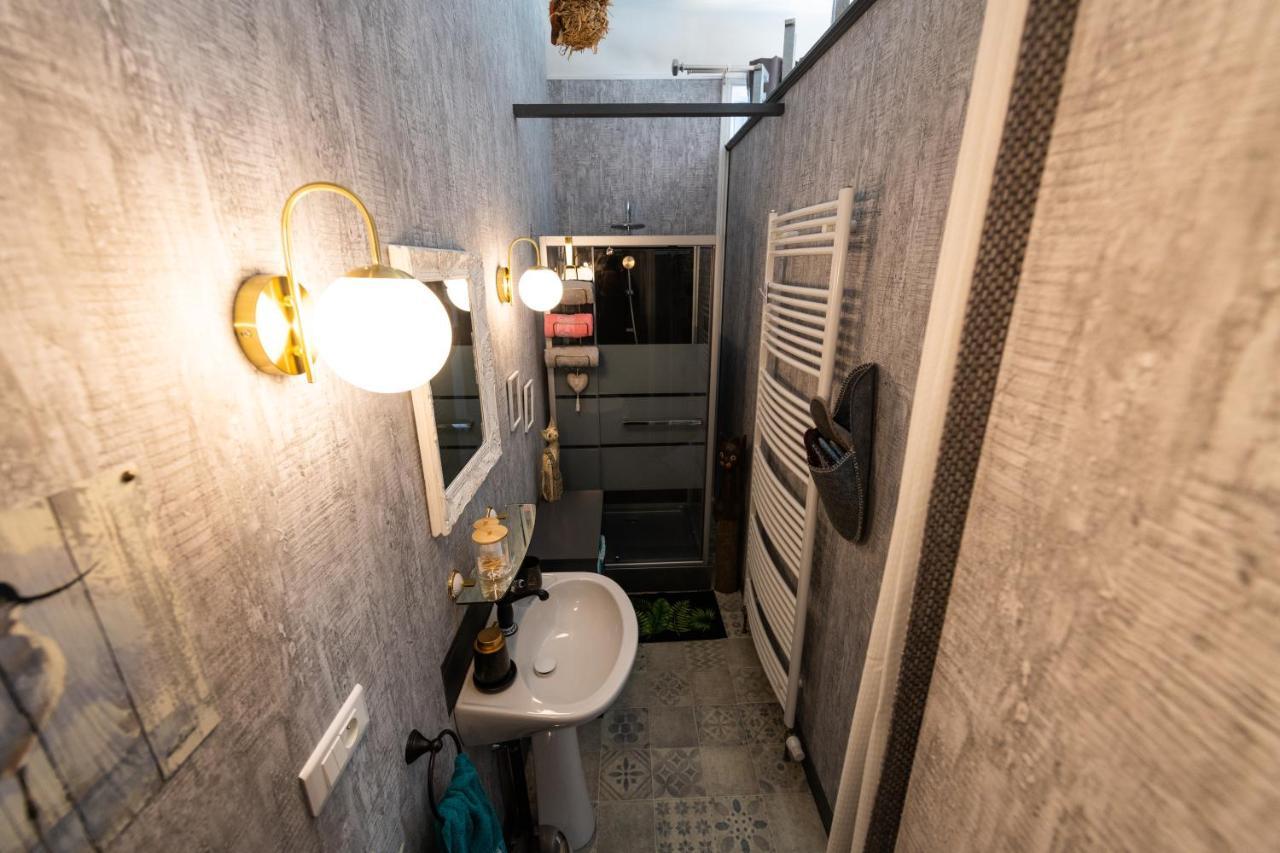 Studio Malou avec cuisine toute équipée et terrasse aménagée Olliergues Extérieur photo