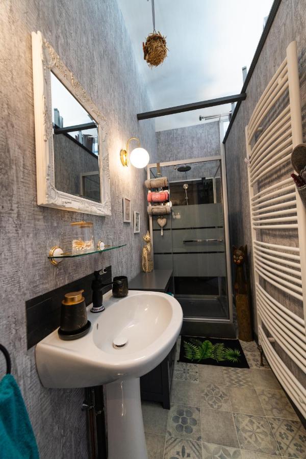 Studio Malou avec cuisine toute équipée et terrasse aménagée Olliergues Extérieur photo