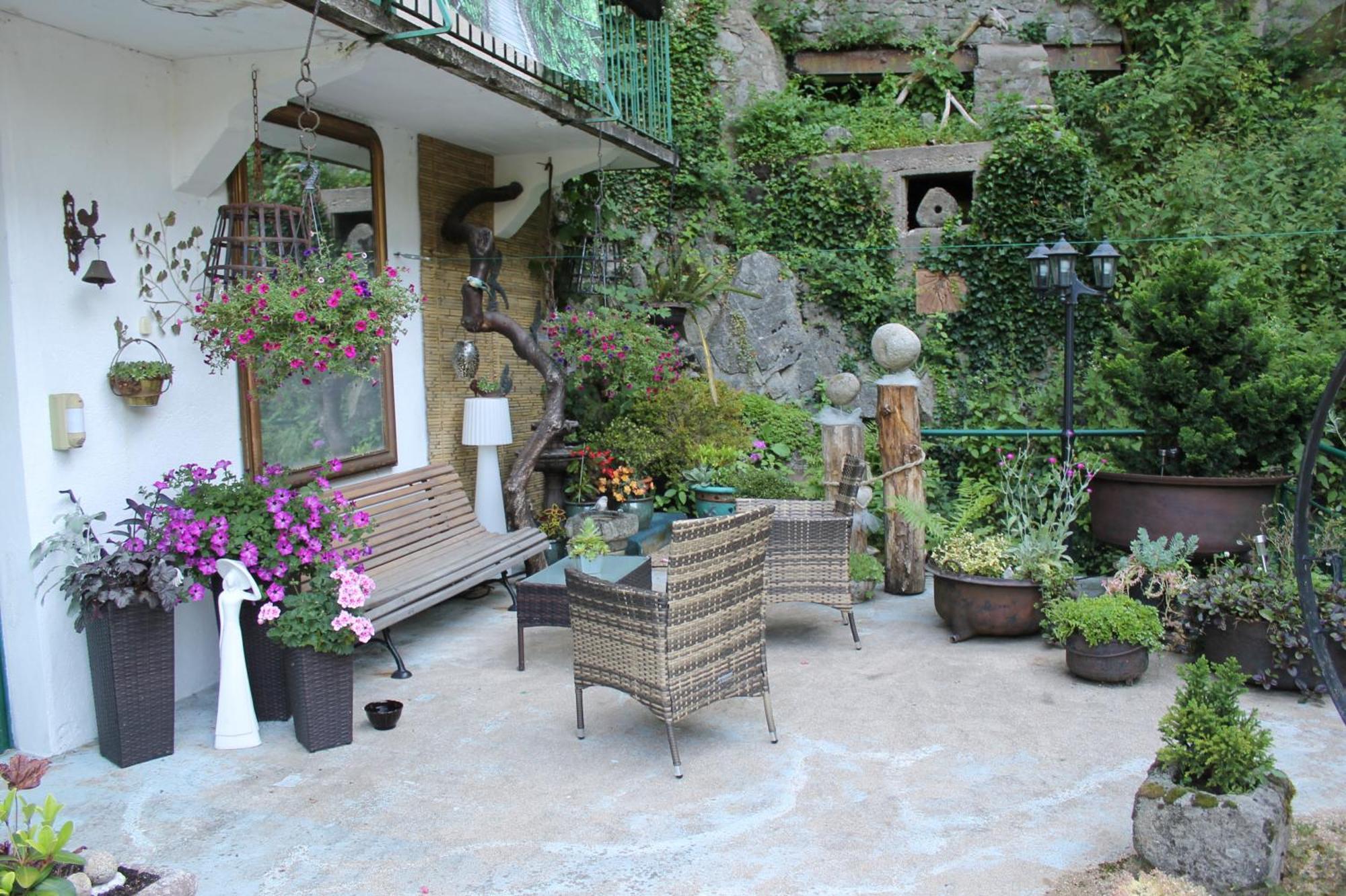 Studio Malou avec cuisine toute équipée et terrasse aménagée Olliergues Extérieur photo