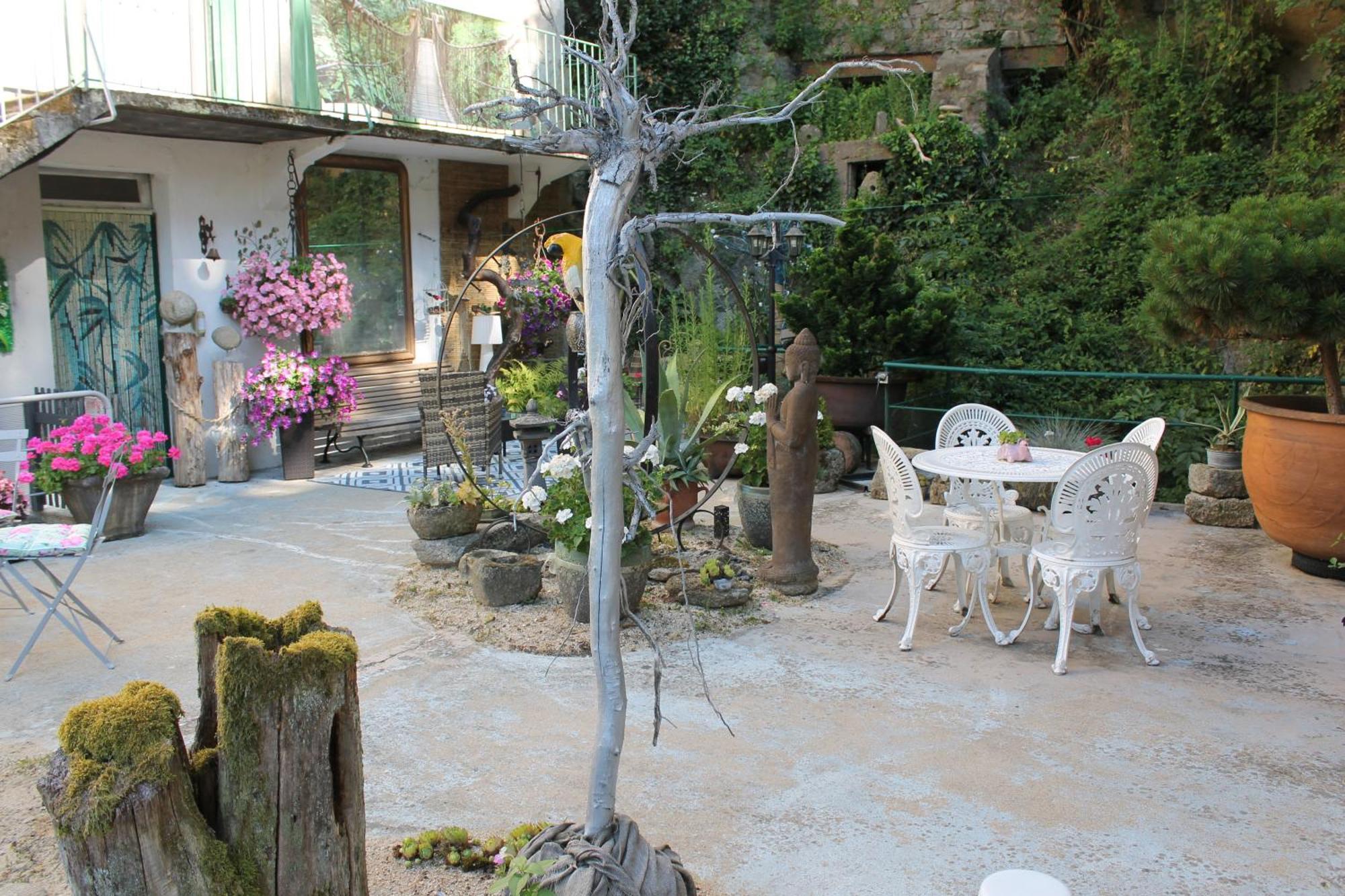 Studio Malou avec cuisine toute équipée et terrasse aménagée Olliergues Extérieur photo
