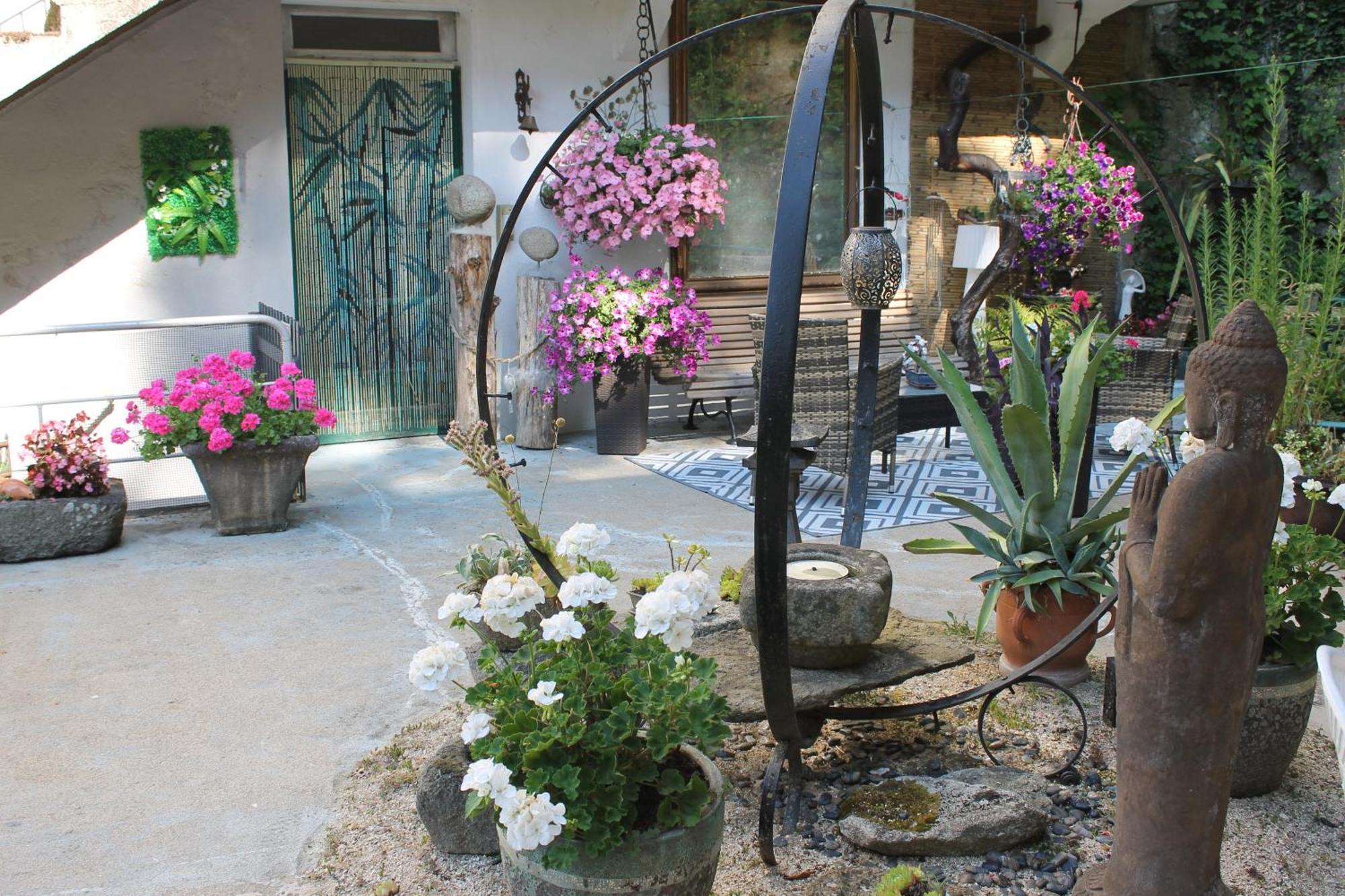 Studio Malou avec cuisine toute équipée et terrasse aménagée Olliergues Extérieur photo