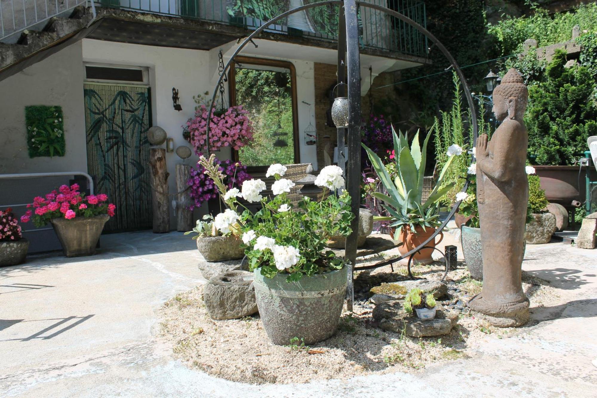 Studio Malou avec cuisine toute équipée et terrasse aménagée Olliergues Extérieur photo