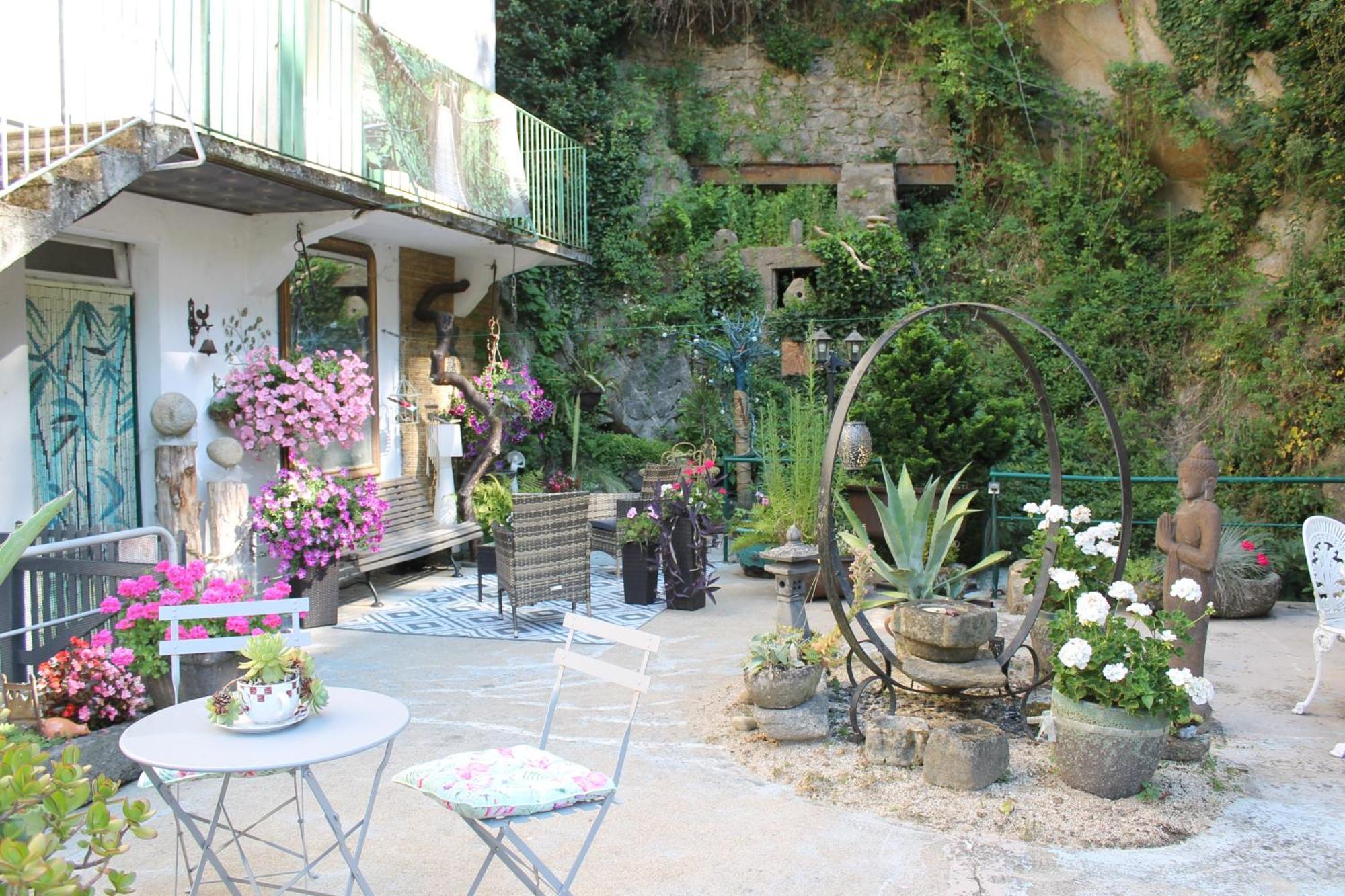 Studio Malou avec cuisine toute équipée et terrasse aménagée Olliergues Extérieur photo