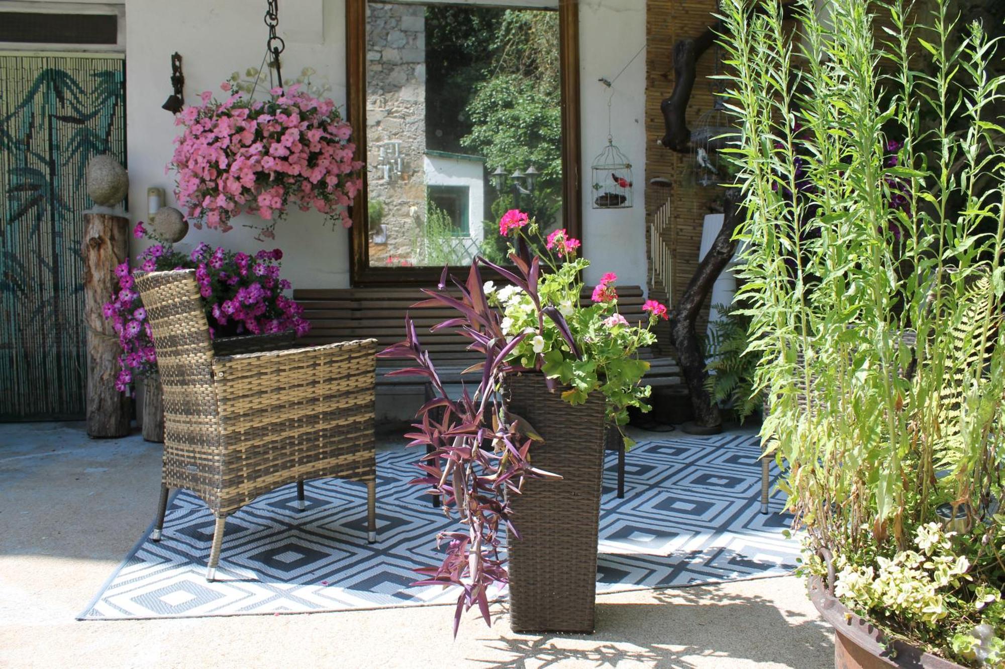 Studio Malou avec cuisine toute équipée et terrasse aménagée Olliergues Extérieur photo