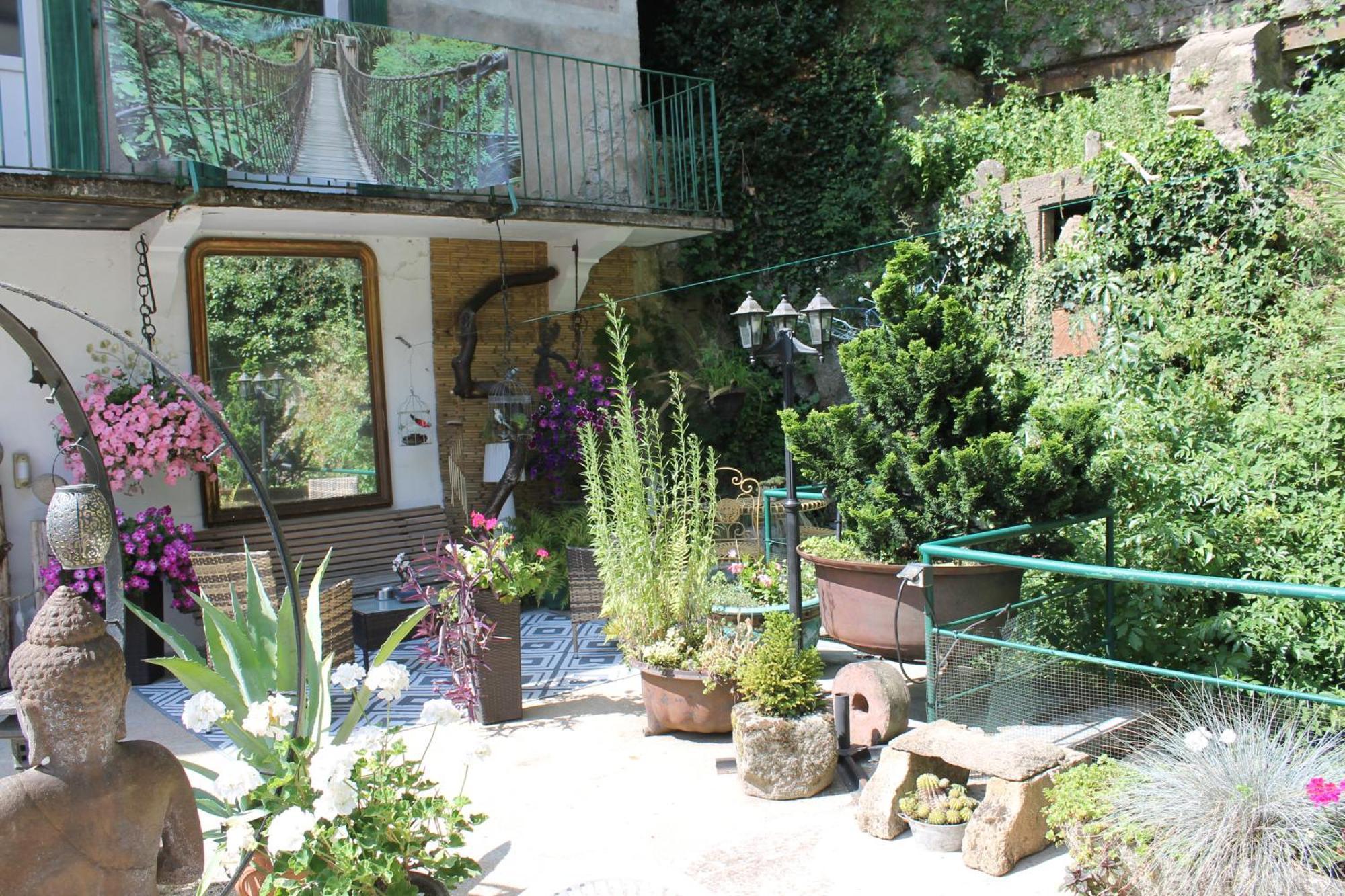 Studio Malou avec cuisine toute équipée et terrasse aménagée Olliergues Extérieur photo