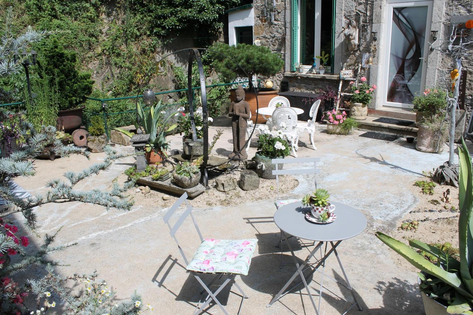 Studio Malou avec cuisine toute équipée et terrasse aménagée Olliergues Extérieur photo