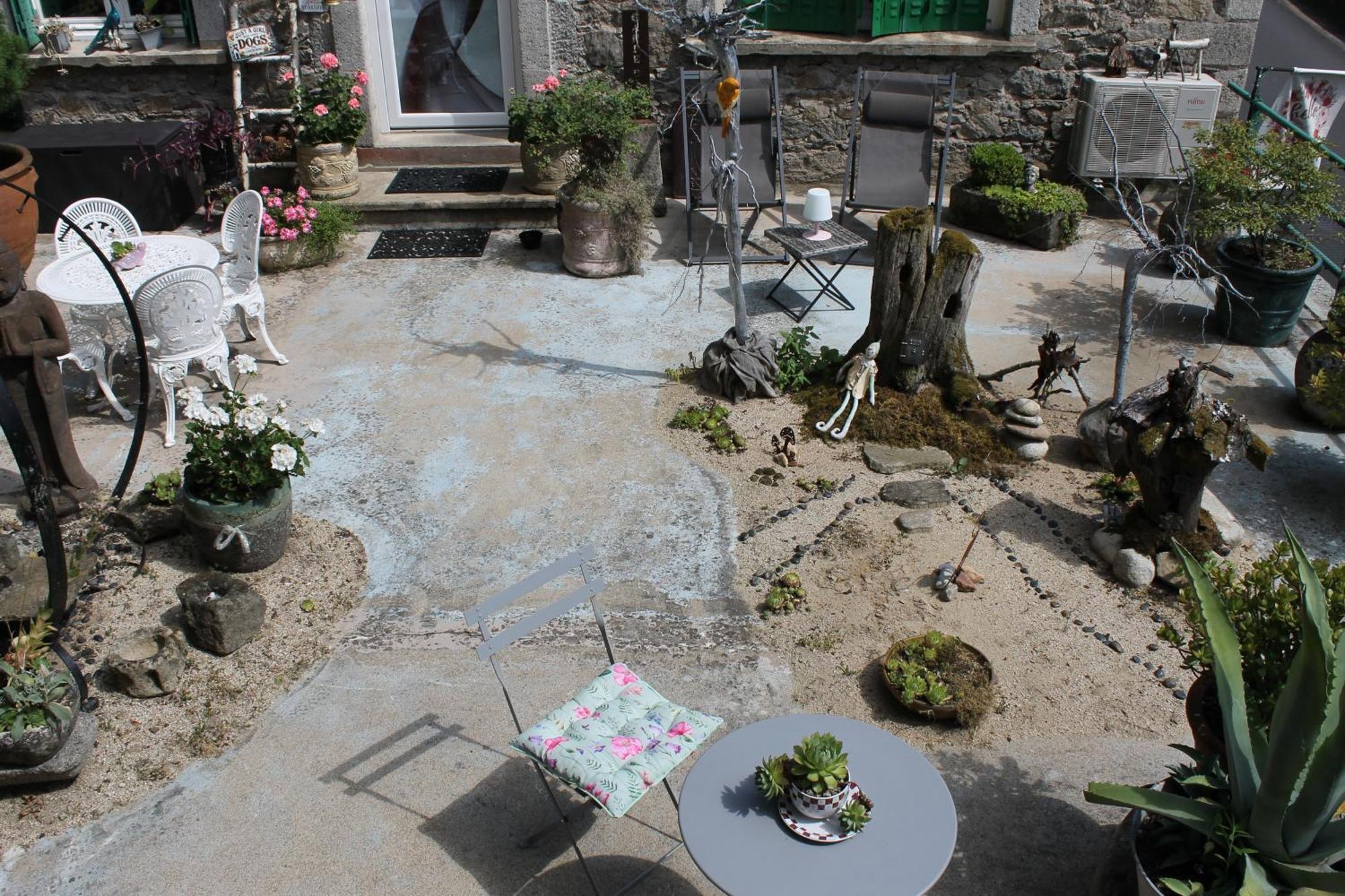 Studio Malou avec cuisine toute équipée et terrasse aménagée Olliergues Extérieur photo