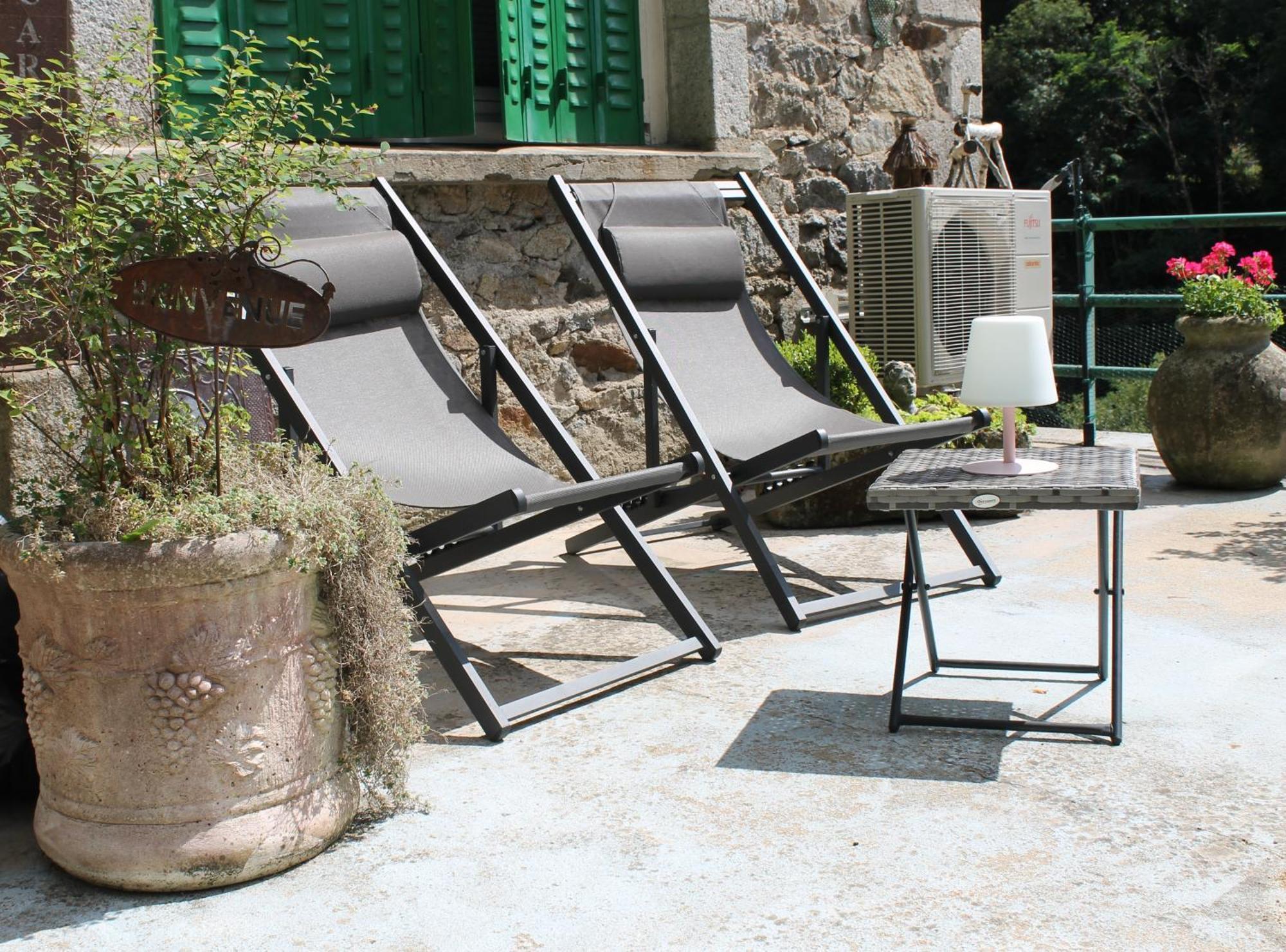 Studio Malou avec cuisine toute équipée et terrasse aménagée Olliergues Extérieur photo